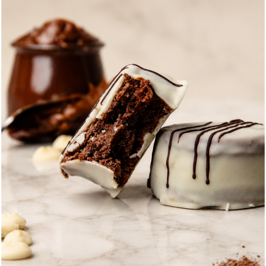 Alfajor artesanal premium bañado en chocolate blanco elaborado en España por Renú