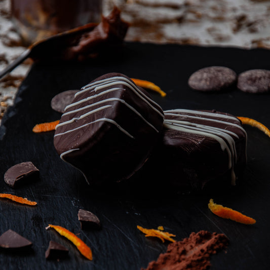 Alfajor argentino con dulce de leche y chocolate negro