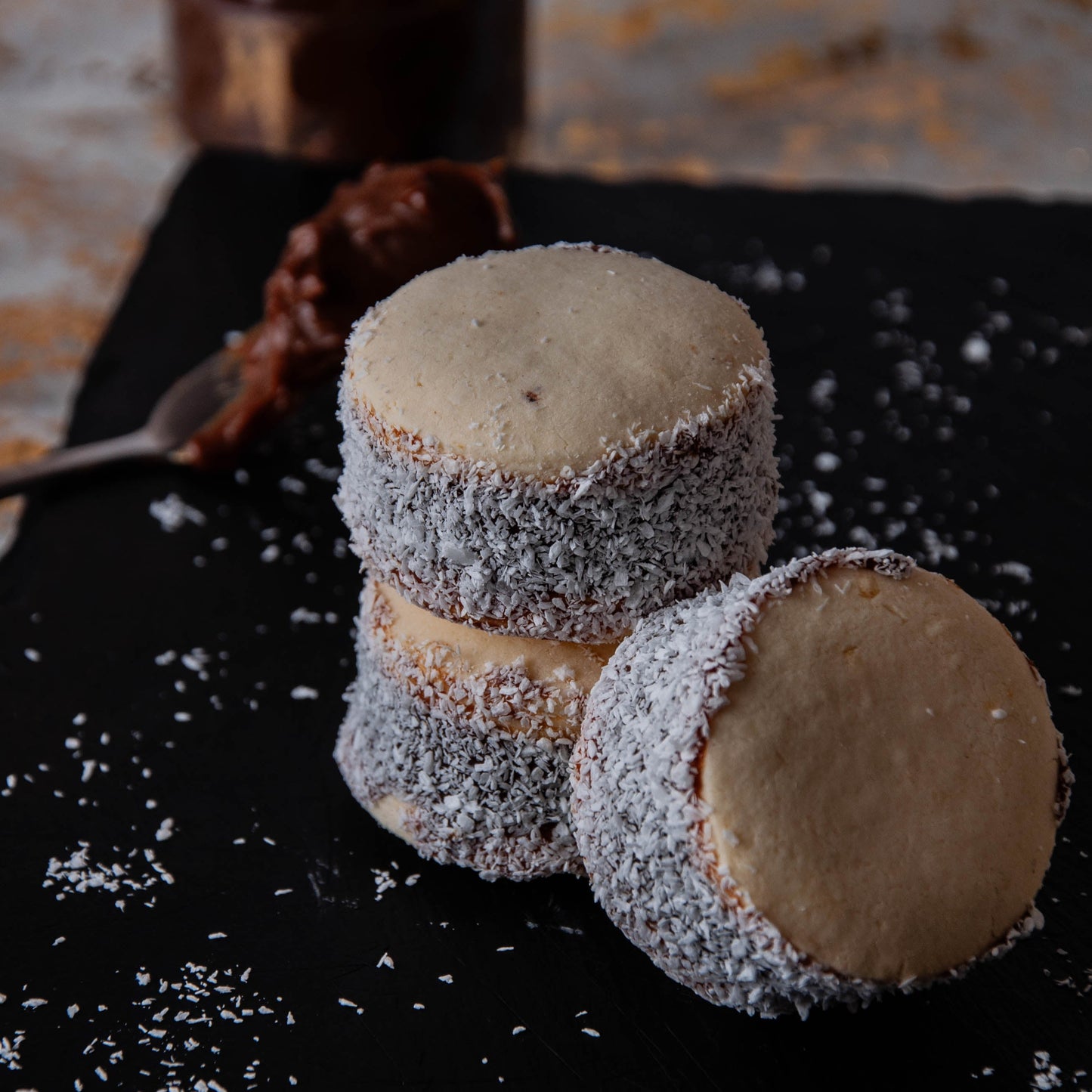 Alfajor argentino con dulce de leche y coco