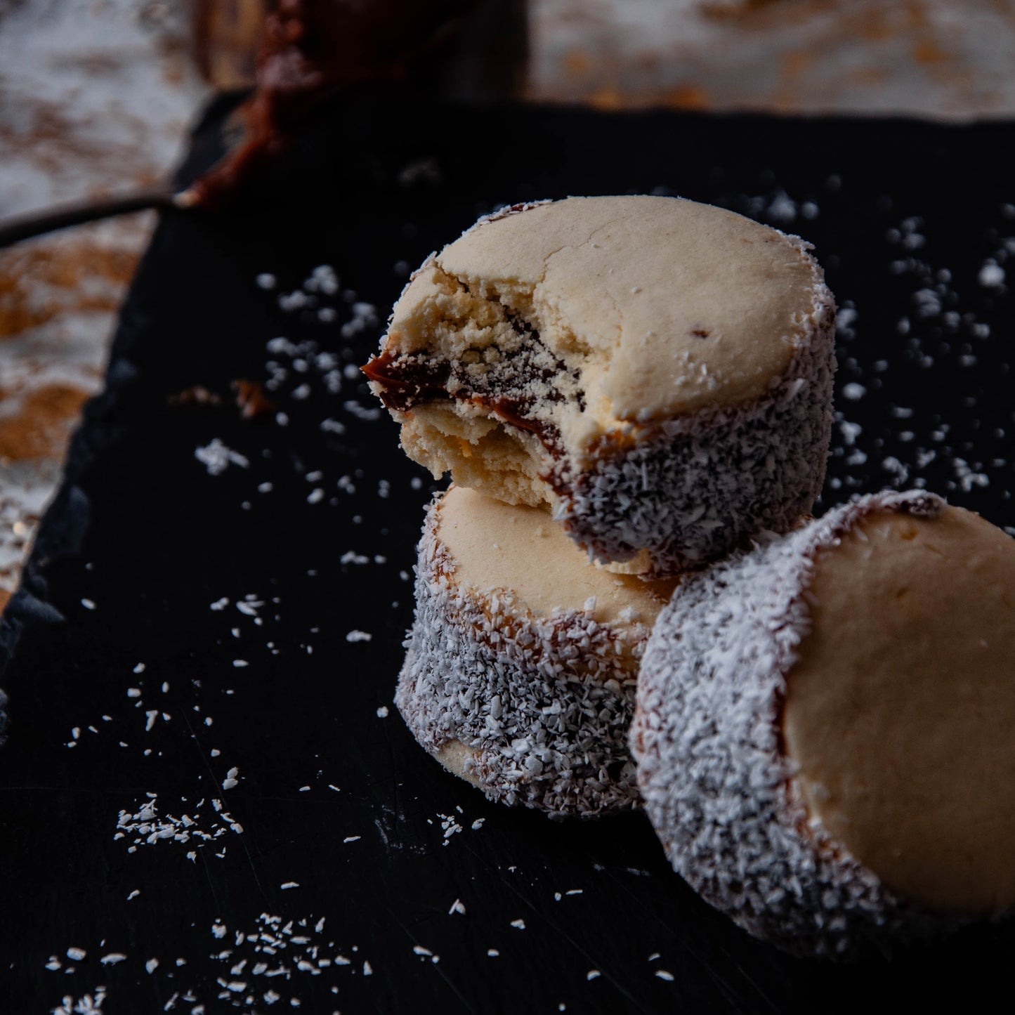 Alfajor argentino con dulce de leche y coco