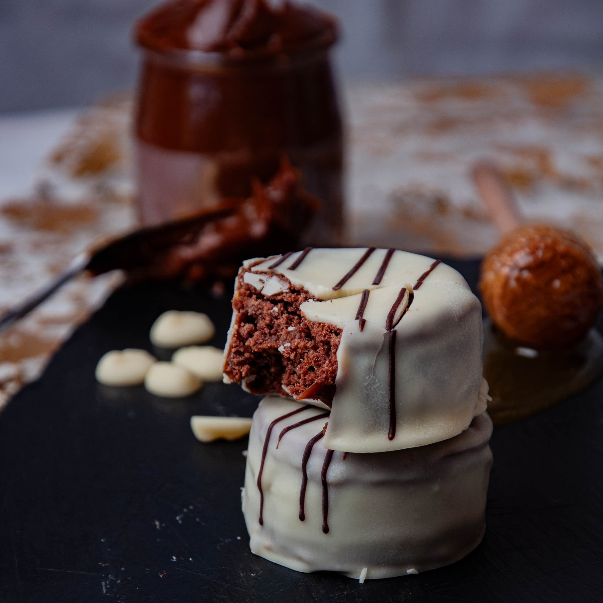 Alfajor argentino con dulce de leche y chocolate blanco