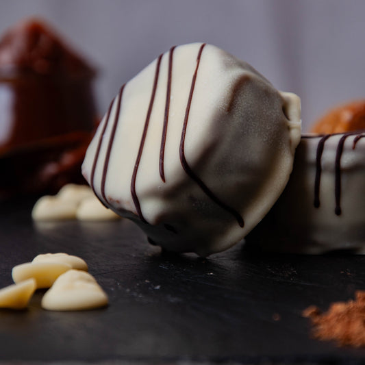 Alfajor argentino con dulce de leche y chocolate blanco