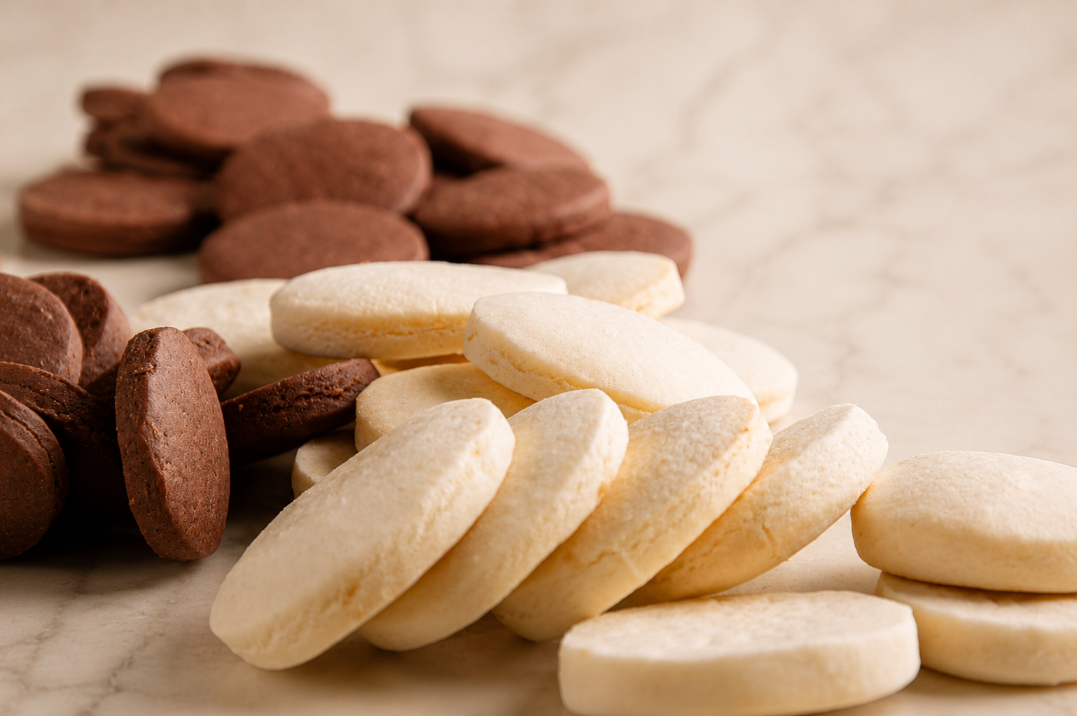 Galletas artesanales de cacao y maicena listas para ser alfajores